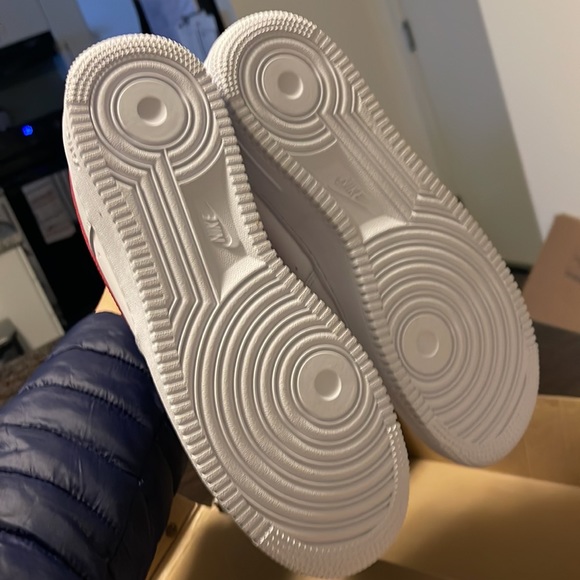 NIKE Women’s Air Force 1 ‘07 ESS white and red with gold- never worn-Size 10 - Picture 4 of 5